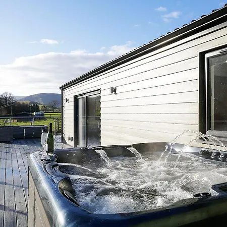 Castlehill Cabin With A Hot Tub Peebles Exterior photo