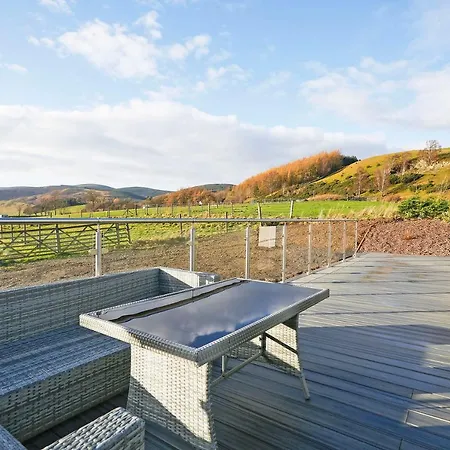 Castlehill Cabin With A Hot Tub Peebles Exterior photo